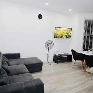  Apartment E2m Stays Luxury Apt Close To Station With Free Parking United Kingdom